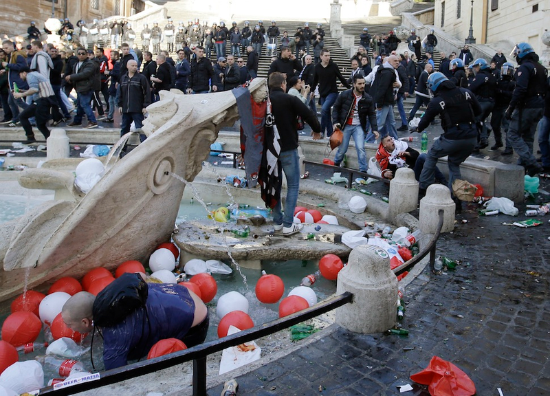 Illustration for article titled Dutch Soccer Hooligans Running Wild, Clashing With Riot Police In Rome